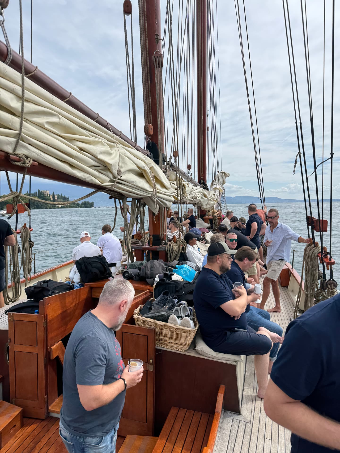 Blue Partner-kollegor ombord på segelbåt under teamaktivitet