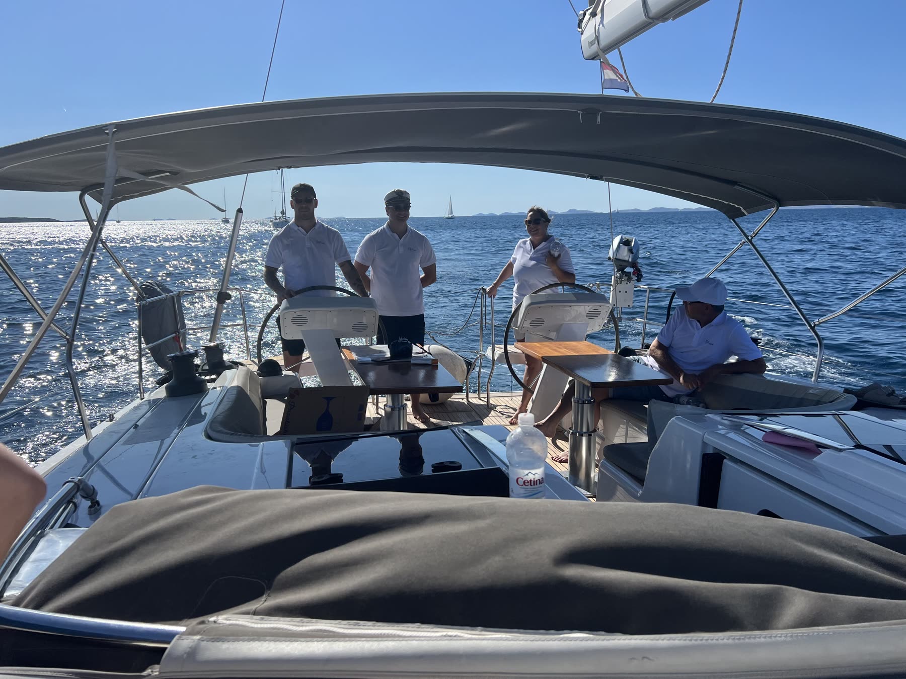 Kollegor vid rodret på segelbåten under Blue Partners seglingsresa