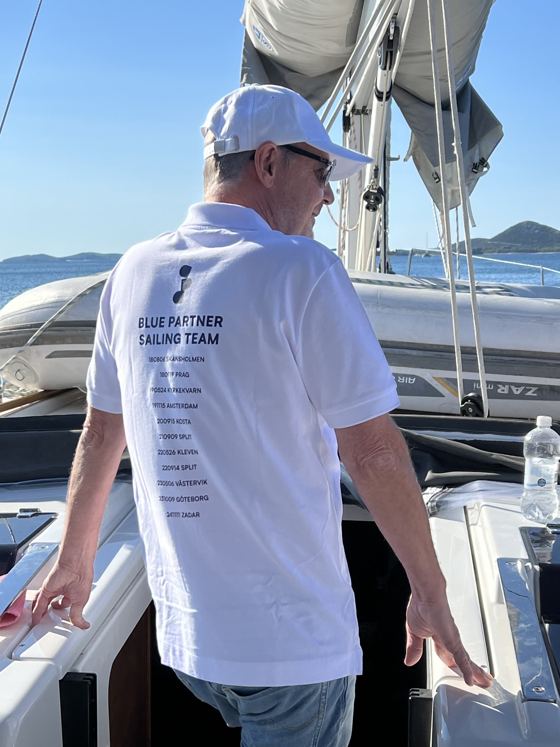 Kollega i Blue Partner Sailing Team-piké ombord på segelbåten