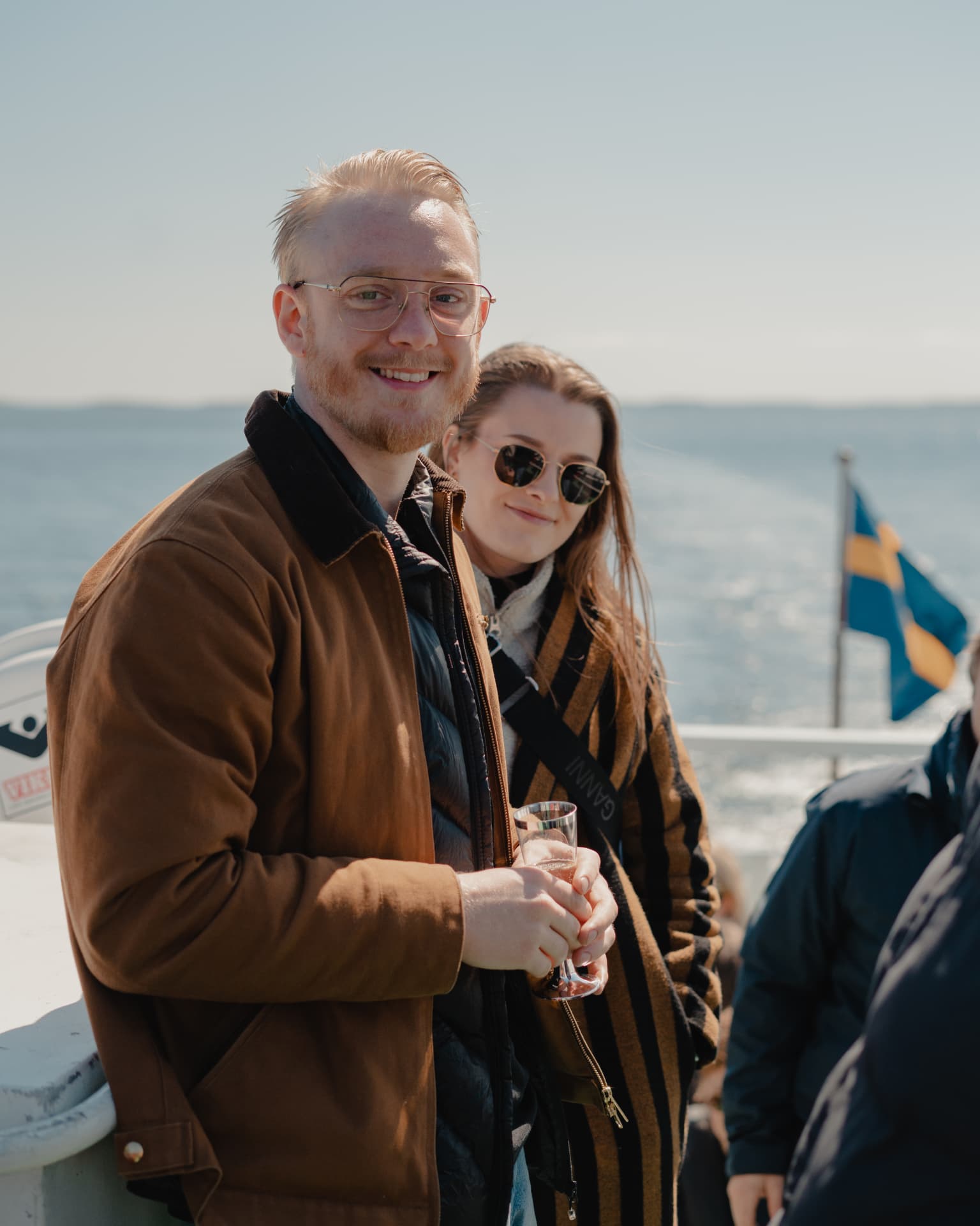 Två kollegor på Blue Partner under en gemensam båttur
