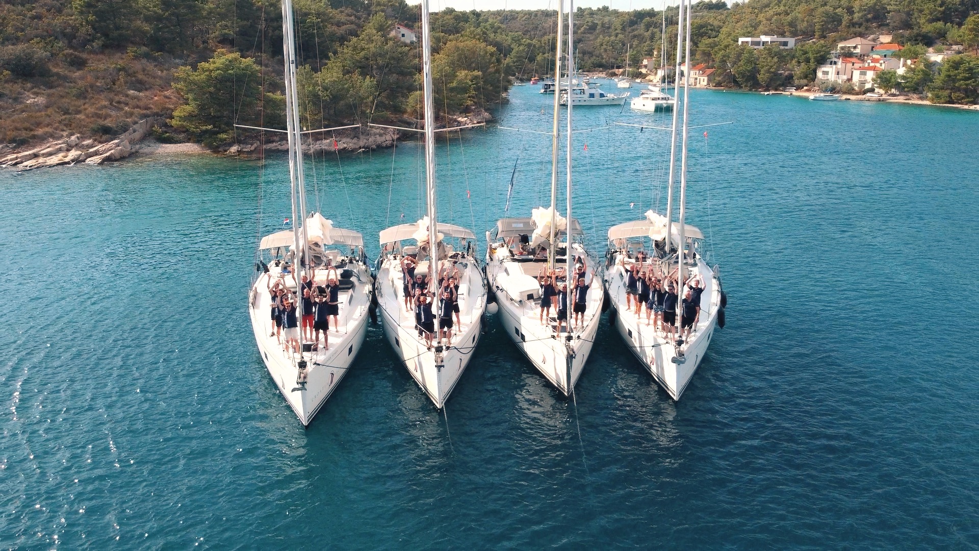 Blue Partner-kollegor på fyra segelbåtar sida vid sida under kickoff
