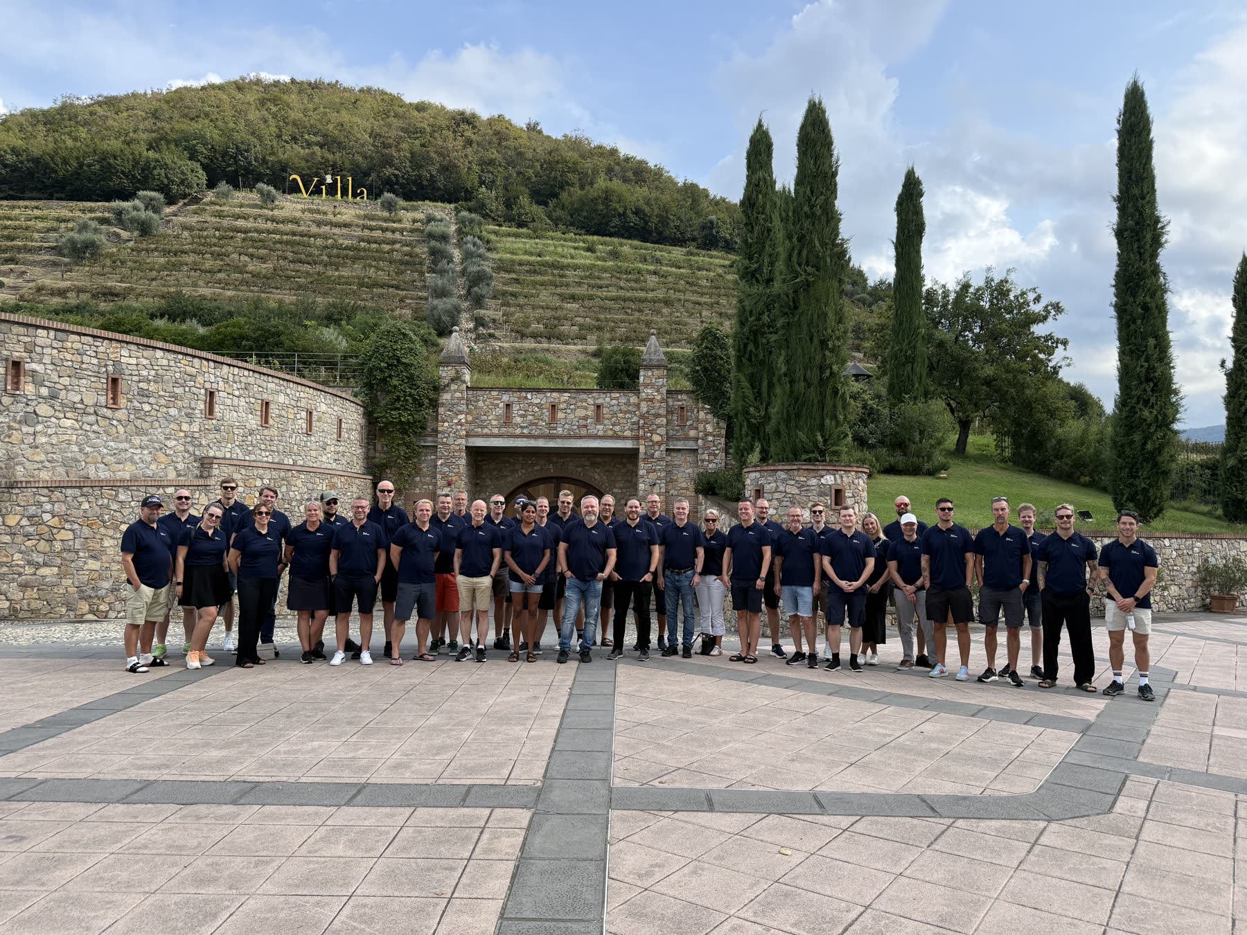 Hela Blue Partner-teamet uppställda framför vingården under kickoffen i Italien