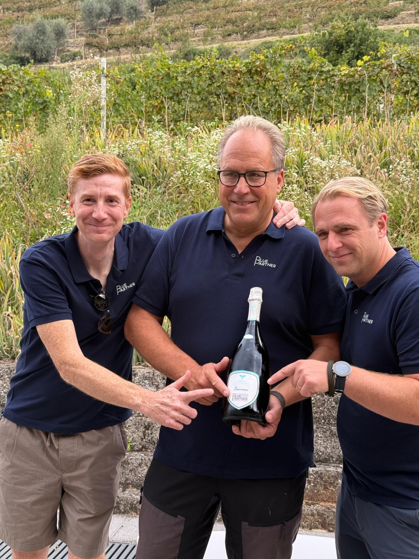Kollegor på Blue Partner skålar tillsammans under kickoffen